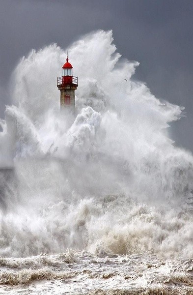 Photo:  Lighthouse wave 4